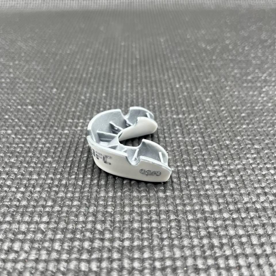Капа OPRO Silver UFC дитяча (вік до 10) White/Silver (ufc.102515003)